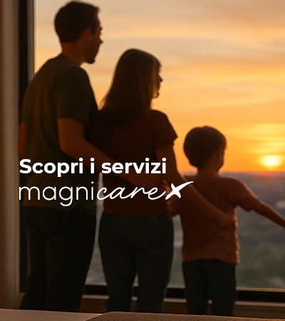 famiglia alla finestra hotel